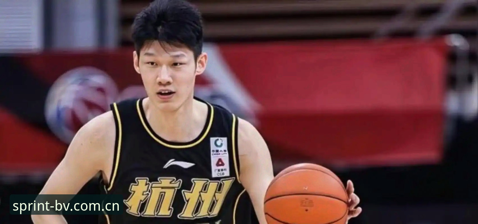 宝威体育下载安装必备 揭秘上海男篮G4晋级路上的隐患:替补仅11分,卢伟手里还有几张牌?
